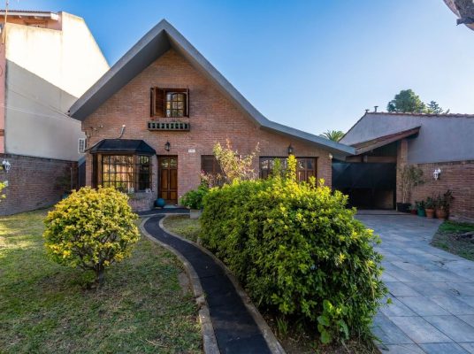 House for sale in Boulogne. Garden, pool, grill