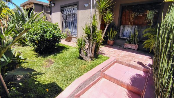 Casa 4 Ambientes, quincho, pileta y Deposito 110M2