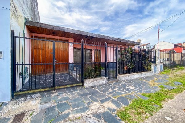 House for sale on own lot of 300mts Villa Adelina