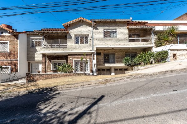For Sale House 5-bedroom Large Lot Vicente Lopez