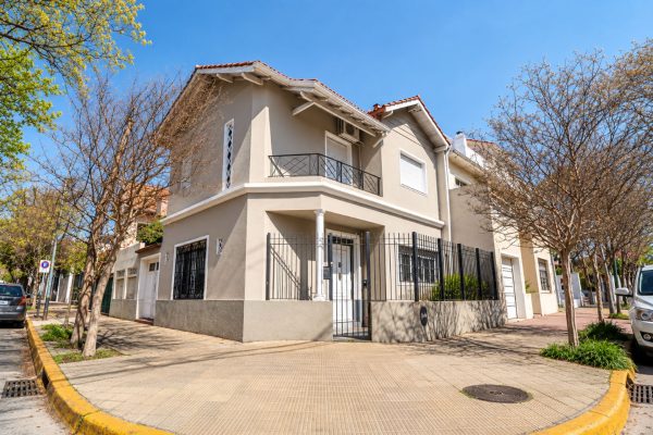For Sale House Vicente Lopez 2-bedroom 2 Stories
