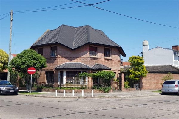 House 3-bedroom For Sale in Villa Adelina garden and pool