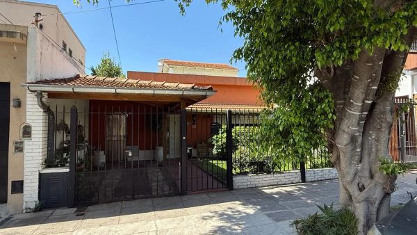 For Sale House 2-bedroom with garden and pool in Olivos