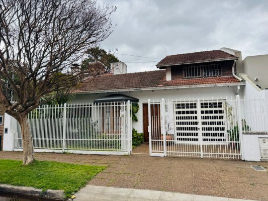 House For Sale/San Isidro/3-bedroom/Garden/Pool