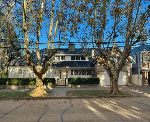 For Sale House in Acassuso with garden/pool/garage.