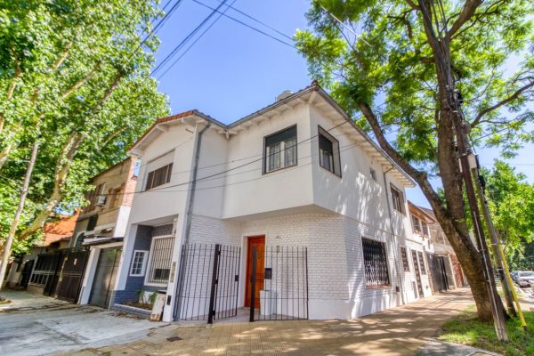 PH/House For Sale 2-bedroom, Olivos, Vte Lopez With Patio