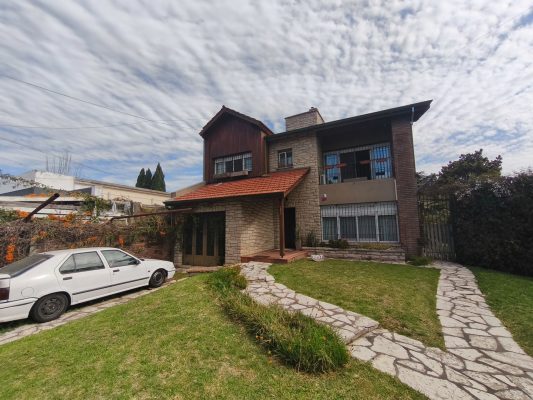 For Sale House 4-bedroom Villa Adelina