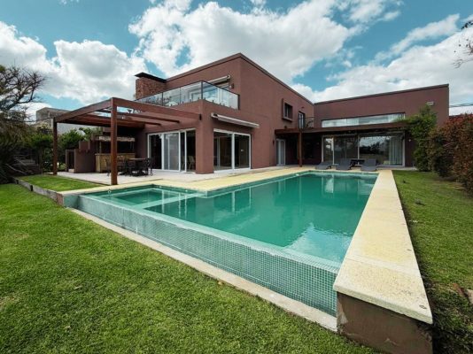 Espectacular Casa De 420 Mts2, Con Pileta Y Amarra