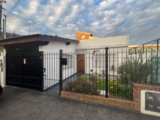 For Sale House 1-bedroom San Fernando, Tigre.
