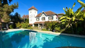 V. López House for Sale – Beautiful Style, Garden, Pool