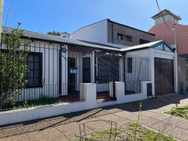 House for Sale 5 rooms Garden Olivos + Trade