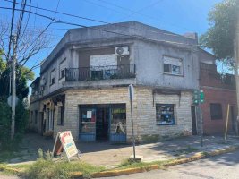 3-room house for sale, Olivos, with two commercial units, garage.
