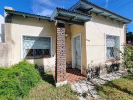 3-room house for sale Olivos, needs renovation, own lot.