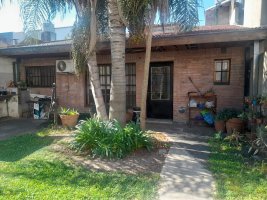 House for Sale with Large Garden, Vte. Lopez Cocheras