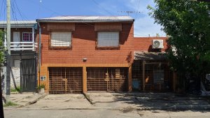 House 4 bedrooms / Commercial space / Garden / Pool / Shed