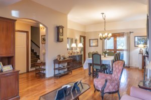 VENTA Casa 4 AMBIENTES con Jardin y cochera OLIVOS