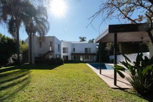 Vende casa Lomas de San Isidro 1928m 5 dorm pileta