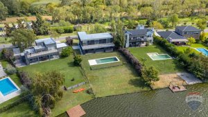 Brand-new house for sale on the waterfront in San Benito