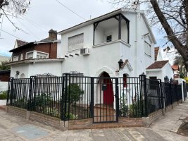 7-Room House for Sale in Olivos with Garage