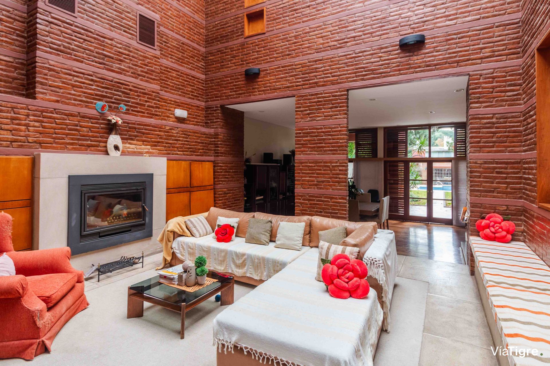 House for Sale – 6 Rooms, Garden, Pool, Grill