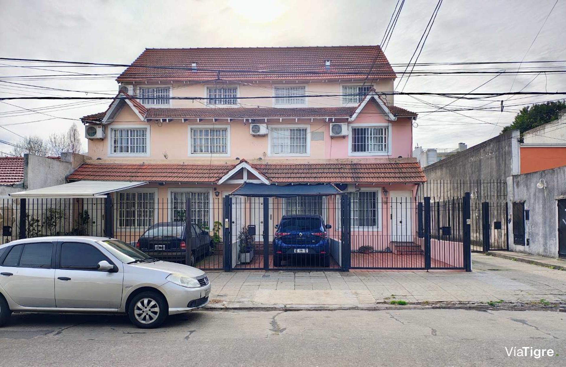 Triplex for sale – 5 rooms, patio, and garage, Florida