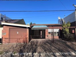 House in Olivos Residential Zone, 305 sqm, with patio