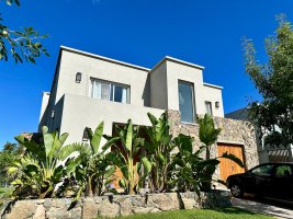 A Laguna House for Sale, Carpinchos Neighborhood, Nordelta