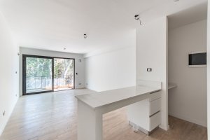 Luminoso dos ambientes con doble balcón