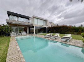 Venta Casa Con Amarra Propia. Santa Catalina