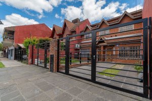 Venta triplex 5 amb con jardin Olivos