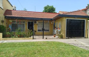 3-Room House for Sale in Don Torcuato with Garden