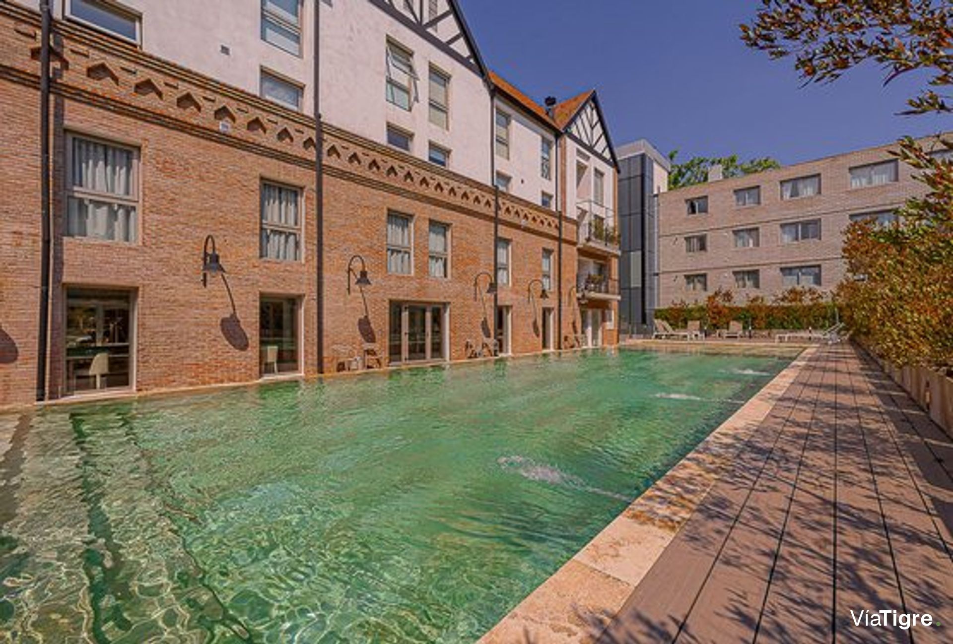 4-Room Apartment with Pool, Garage, Gym