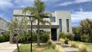 5-Room House for Sale in San Gabriel at La Laguna