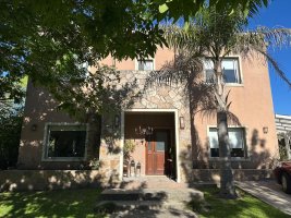 casa frente a la laguna de san isidro labrador
