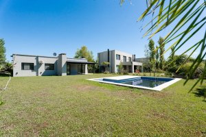 Venta casa c/pileta Barrio San Gabriel, Villanueva