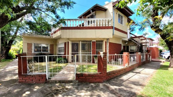 House for Sale 4 Rooms with Parking in El Talar, Tigre
