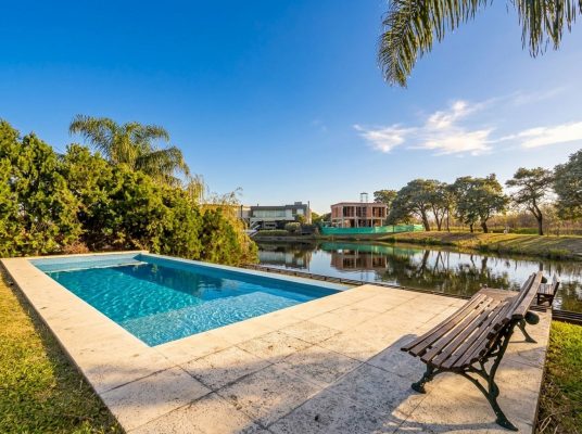 House for Sale 7 Rooms Lagos del Norte Lagoon-Front