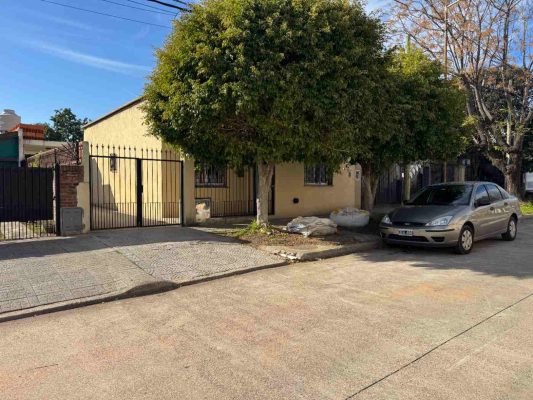 House in Virreyes, 2 Blocks from Ramal Tigre
