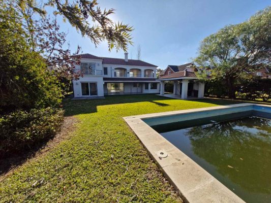 Casa En Santa María De Tigre Con Quincho Y Pileta