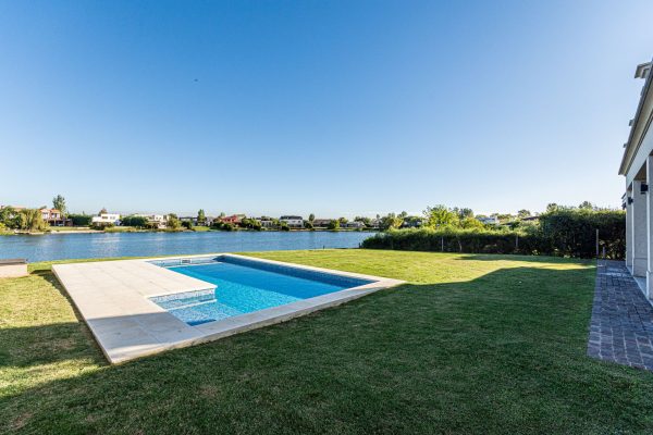 Venta Casa A La Laguna En San Benito Con Piscina