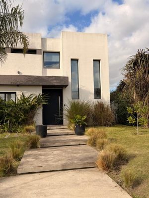 Casa 4 amb. con pileta y bajada a la laguna